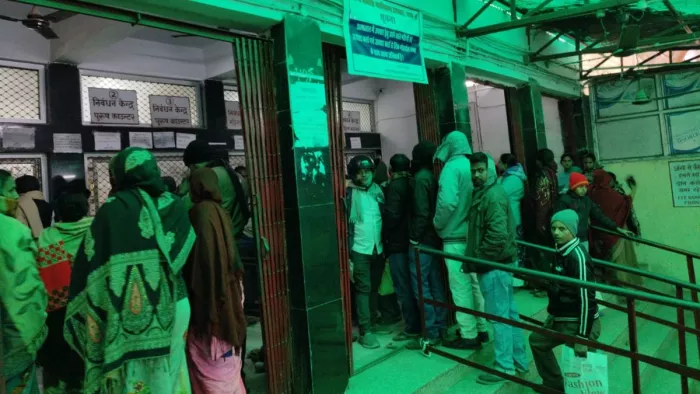 ट्रेनी डॉक्टरों की हड़ताल के बाद अस्पताल के बाहर लगी मरीजों की भीड़। (फोटो जागरण)