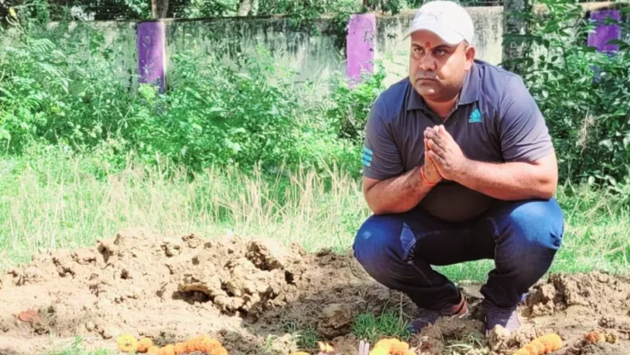 लावारिस शवों का अंतिम संस्कार करते हैं नीरज पासवान। (फोटो जागरण)