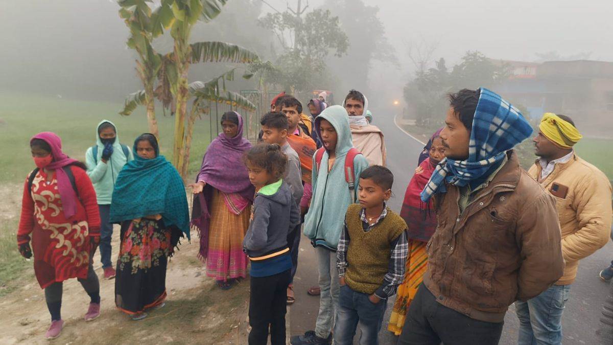 vaishali news bike collided with the boundary wall two youth died