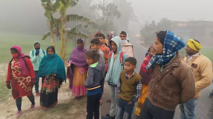 महुआ में घटनास्थल पर जुटी लोगों की भीड़। (फोटो जागरण)