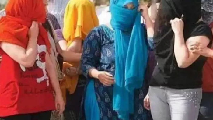 पुलिस ने होटल में छापेमारी करके देह व्यापार का खुलासा किया। जागरण फोटो