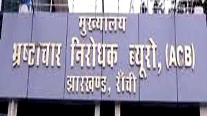 नामकुल अंचल के राजस्व कर्मचारी के आवासों पर एसीबी का छापा।