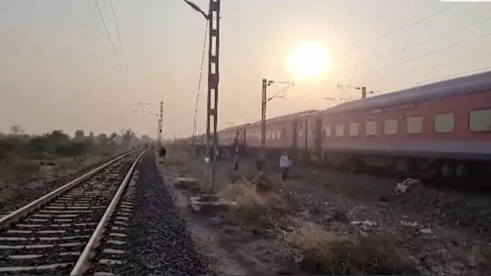कैसे हुआ जलगांव में रेल हादसा, घटना स्थल पर मौजूद लोगों ने बताई सच्चाई (सांकेतिक तस्वीर)