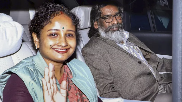 पत्नी कल्पना सोरेन के साथ सीएम हेमंत सोरेन।