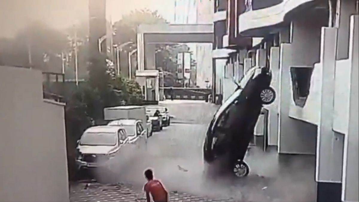 https://www.jagranimages.com/images/newimg/22012025/22_01_2025-pune_car_parking_crash_23871344.jpg