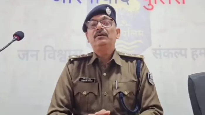 विशेष अभियान में गिरफ्तारी की जानकारी देते एसडीपीओ संजय कुमार पांडेय।