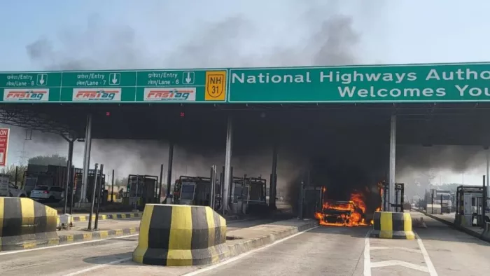 कैथी टोल टोल प्लाजा पर आग का गोला बनी कार
