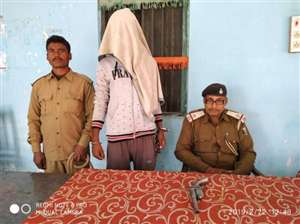 तमंचे के साथ एक बदमाश को ग्रामीणों ने पकड़ा
