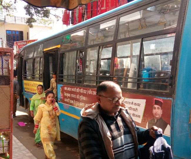 शराब के नशे में धुत एचआरटीसी कंडक्टर मझधार में बस से उतरा, चालक ने खड़ी की बस; सवारियां परेशान