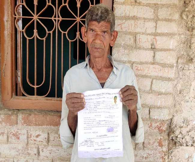 Old Age Pension Jharkhand News गांव के अंडा दुकान पर मिला पेंशन का आवेदन पत्र दिखाते मुखलाल साव। जागरण