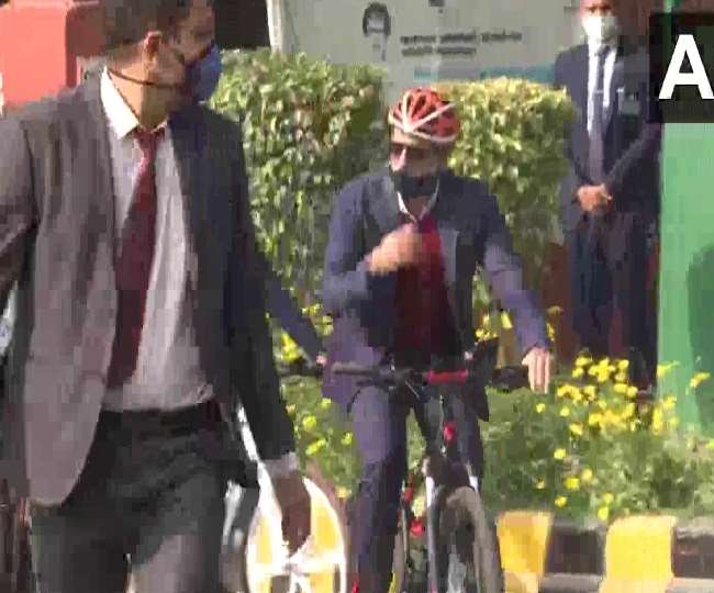 उद्योगपति रॉबर्ट वाड्रा साइकिल चलाकर खान मार्केट से अपने कार्यालय पहुंचे।