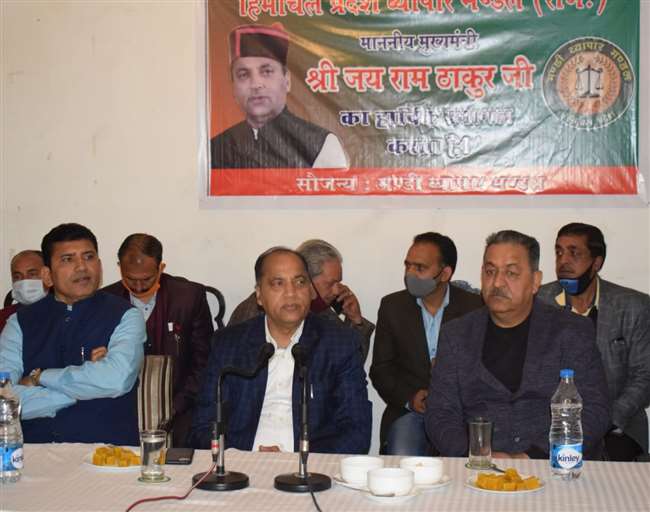 हिमाचल प्रदेश व्‍यापार मंडल की बैठक में मौजूद मुख्यमंत्री जयराम ठाकुर व अन्‍य।