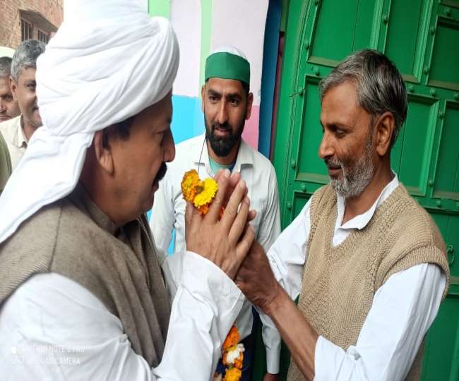 हापुड़ के गांव धनोरा पहुंचे भाकियू के राष्ट्रीय अध्यक्ष नरेश टिकैत।