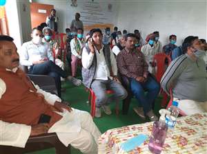 मीरजापुर, पटेहरा कला गांव स्थित शिव देवी विकास समिति केंद्र में हैंड नाटेड कारपेट क्लस्टर का वर्चुअल उद्घाटन देखते लोग।