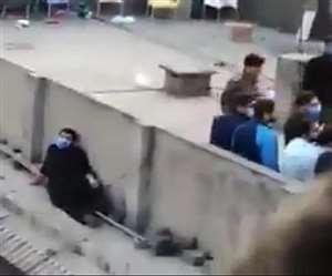 वीडियो देख ऐसा लगता है कि पुलिस वाले छिपे व्यक्ति को ही ढूंढ रहा है।