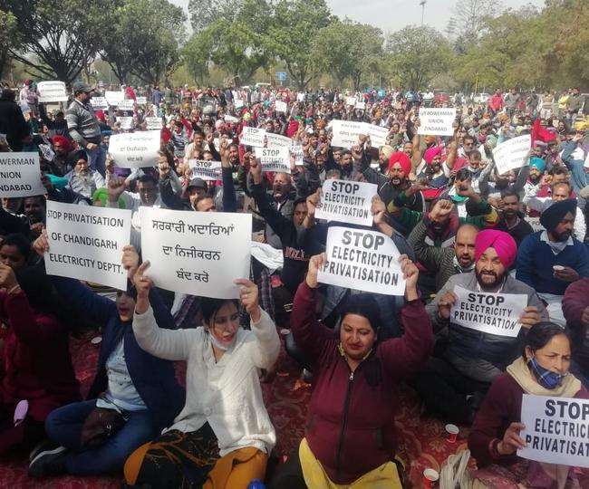 बिजली कर्मचारी सेक्टर-17 में प्रशासन के खिलाफ प्रदर्शन कर रहे हैं।