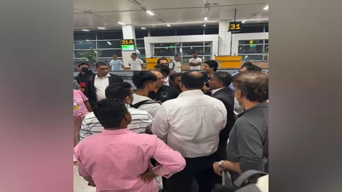 Air India की दिल्ली-मुंबई फ्लाइट में हुई चार घंटे की देरी तो एयरलाइन कर्मचारियों पर भड़के यात्री (फोटो एएनआइ)