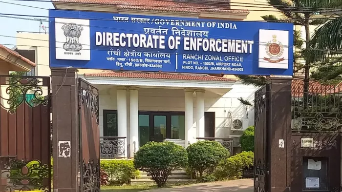 ईडी के रांची एयरपोर्ट रोड स्थित क्षेत्रीय कार्यालय में वीरेंद्र राम से पूछताछ कर रहे हैं ईडी के अधिकारी।