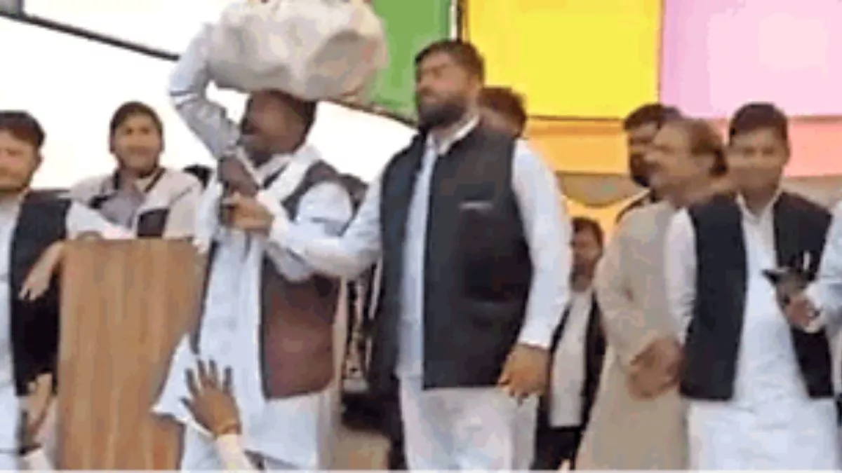 Muzaffarnagar News: आखिर क्यों पूर्व मंत्री और सपा नेता सुधाकर कश्यप ने सिर पर रखी जूते-चप्पलों की पोटली