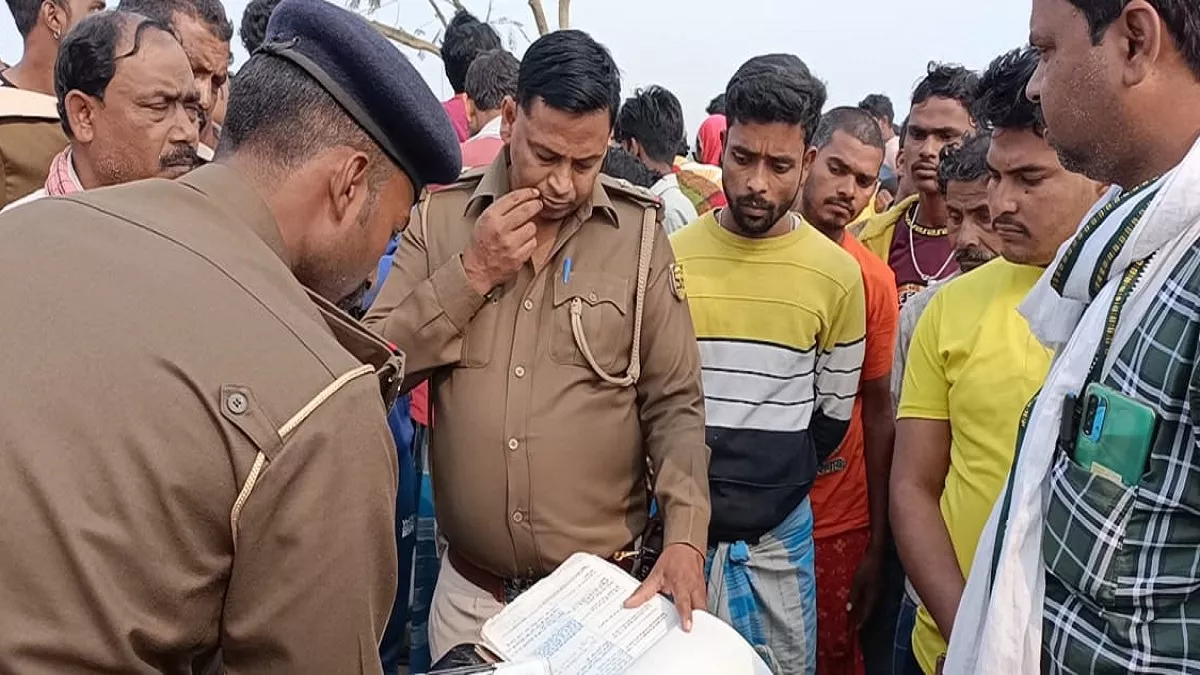 कटिहार: सालमारी ओपी क्षेत्र में तीव्र मोड़ पर अनियंत्रित होकर बाइक पोखर में  गिरी, युवक की मौत - Uncontrolled bike fell into a puddle at a sharp turn in Salmari  OP area