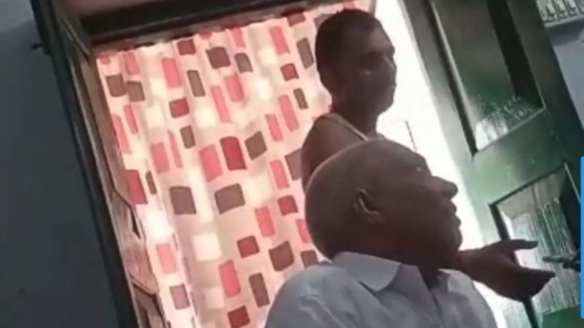 मुजफ्फरपुर में सरैया सीओ का रिश्वत लेने का वीडियो आया सामने, डीएम से शिकायत