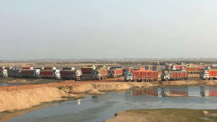 खनन इंस्पेक्टर पर पेट्रोल उड़ेल फेंकने वाले थे जलती तिली