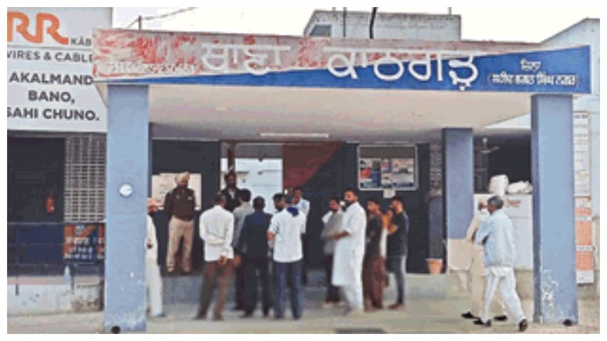 https://www.jagranimages.com/images/newimg/22022023/22_02_2023-villagers_surrounded_police_station_to_register_case_kathgarh_1_23337253_12053293.jpg