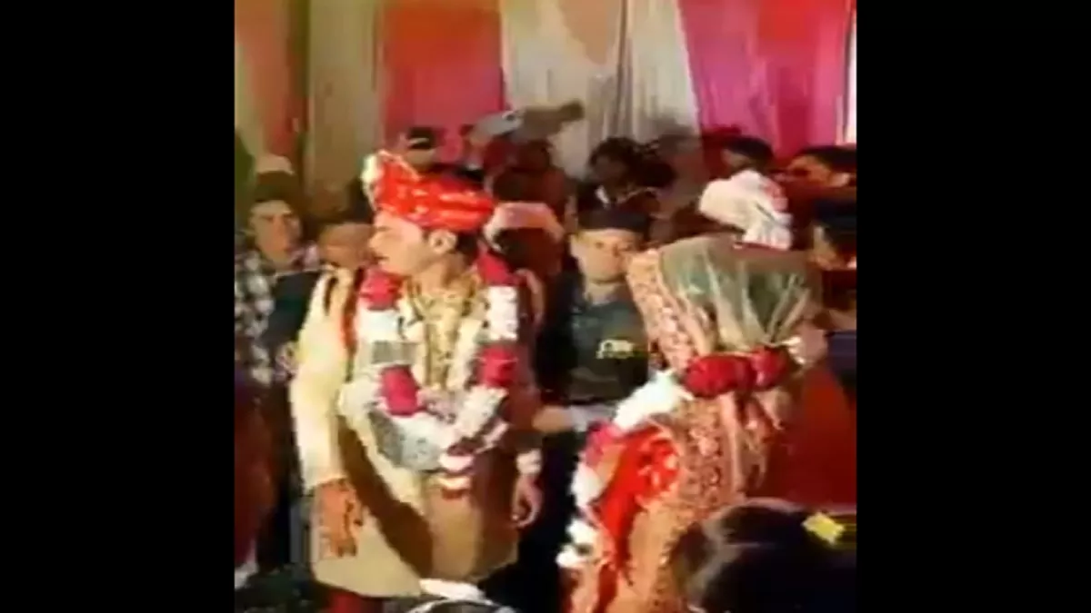 Viral Video: वरमाला के समय दूल्हे ने की ऐसी हरकत, वीडियो देख नहीं रोक पाएंगे अपनी हंसी - Twitter Viral Video Dulha Funny Reaction At jaimala Viral Video: वरमाला के समय दूल्हे ने की ऐसी हरकत, वीडियो देख नहीं रोक पाएंगे अपनी हंसी - Twitter Viral Video Dulha Funny Reaction At jaimala