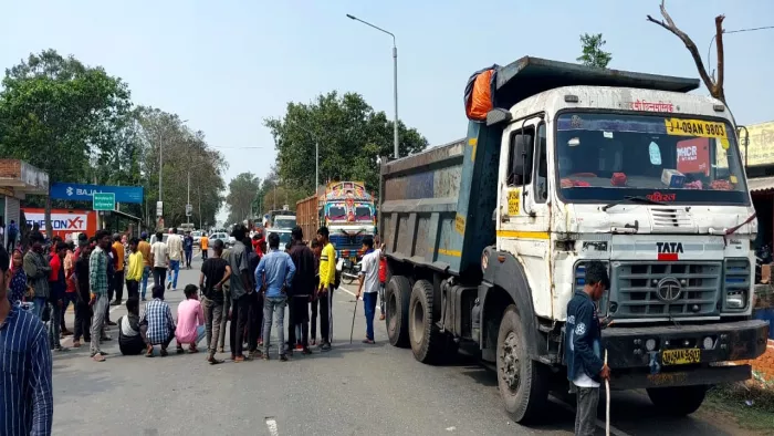 टुंडी गिरिडीह मुख्य मार्ग पर वाहन की चपेट में आने से वन विभाग के चालक की मौत।