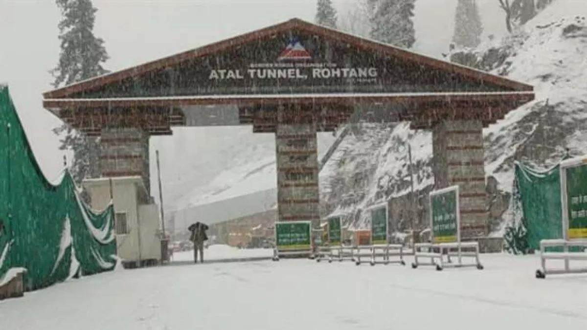 https://www.jagranimages.com/images/newimg/22022024/22_02_2024-atal_tunnel_snowfall_23659195_221456293.jpg