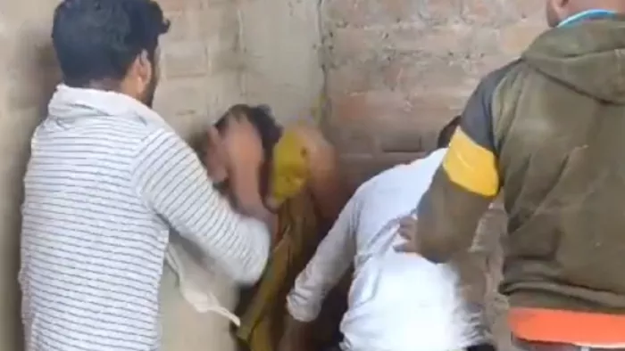 नोएडा में दबंगों ने डिलीवरी ब्वॉय को नग्न करके पीटा, वीडियो भी बनाया।