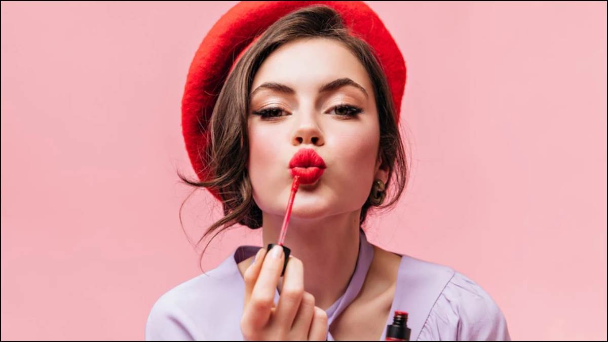 पलट-पलट कर देखेंगे लोग जब Lakme Lipstick को करेंगी अप्लाई! आजकल ये पॉपुलर शेड खूब हैं ट्रेंड में