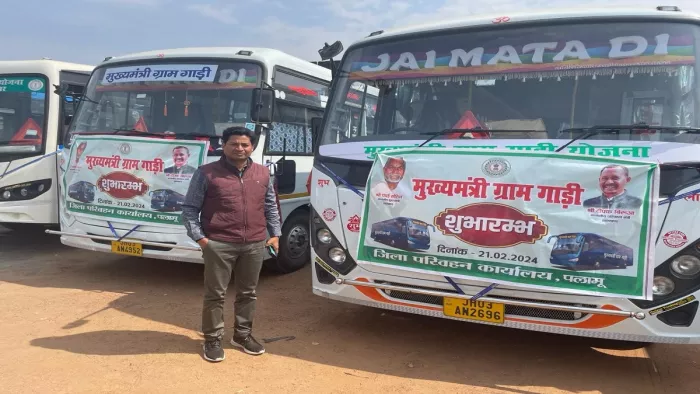 फोटो: ‘मुख्यमंत्री ग्राम गाड़ी’ के साथ जिला परिवहन पदाधिकारी।