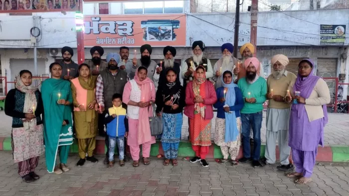 21 वर्षीय शुभकरण को मोमबत्ती जलाकर दी श्रद्धांजलि, सरकारों के खिलाफ लोगों का फूटा गुस्सा