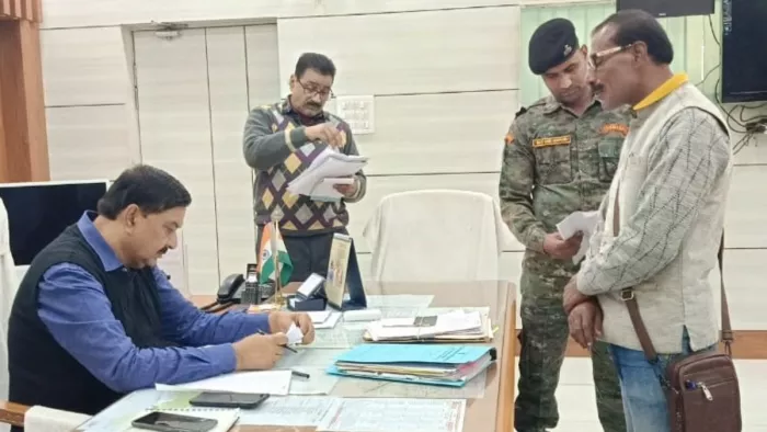 डीएम को अपनी समस्या बताते ओम प्रकाश सिंह। (जागरण फोटो)