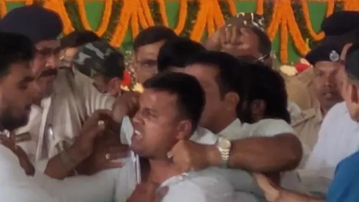 युवक की पिटाई करते बीजद के कार्यकर्ता।