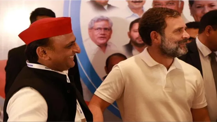 सपा प्रमुख अखिलेश यादव और कांग्रेस के पूर्व अध्यक्ष राहुल गांधी (फाइल फोटो)