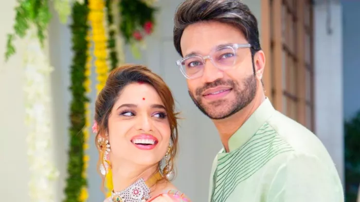 डांस दीवाने 4 में चांदी के गिफ्ट लेकर पहुंचे विक्की जैन और अंकिता लोखंडे, (X Image)