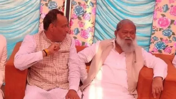 शादी समारोह के दौरान बातचीत करते भाजपा प्रदेशाध्यक्ष मोहन लाल बड़ौली और परिवहन मंत्री अनिल विज (फोटो- सोशल मीडिया)