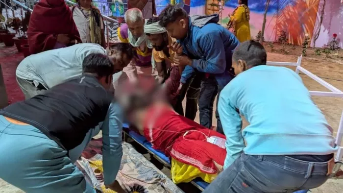 अस्पताल में घायल को इलाज के लिए लाते लोग। (जागरण फोटो)