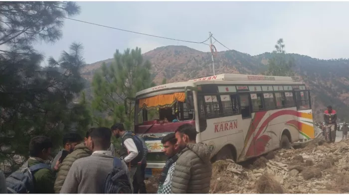 दुर्घटनाग्रस्त बस की तस्वीर जिस पर मलबा गिरा था