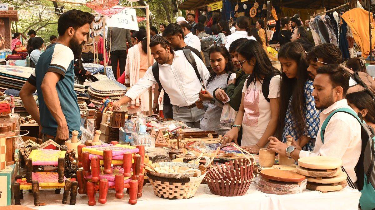 ncr surajkund mela sale game has started 20 to 50 percent special discount is available on every item