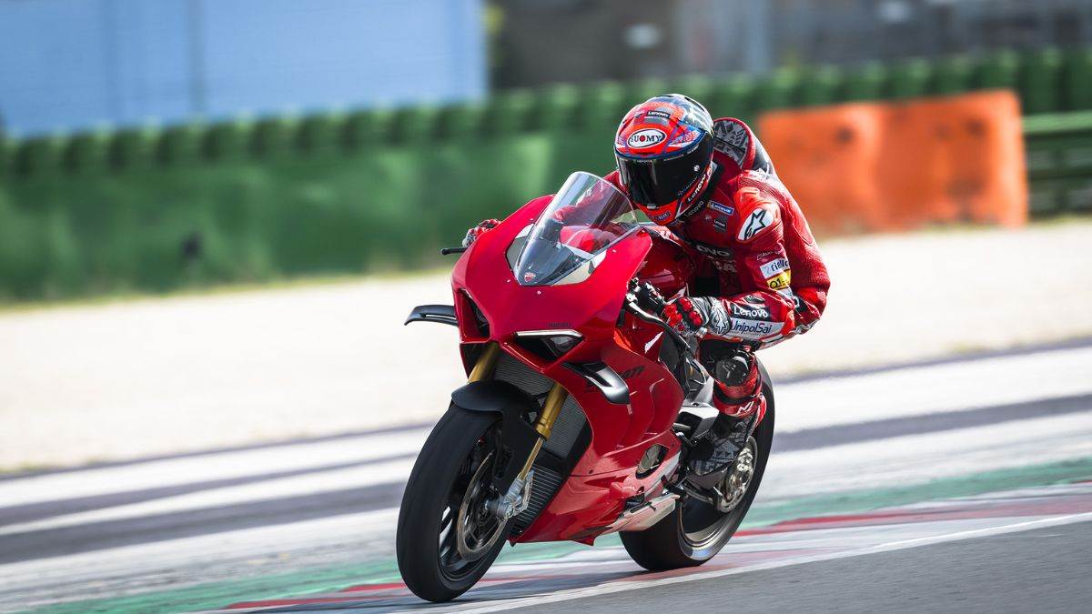 https://www.jagranimages.com/images/newimg/22022025/22_02_2025-ducati_panigale_v4_23888916.jpg