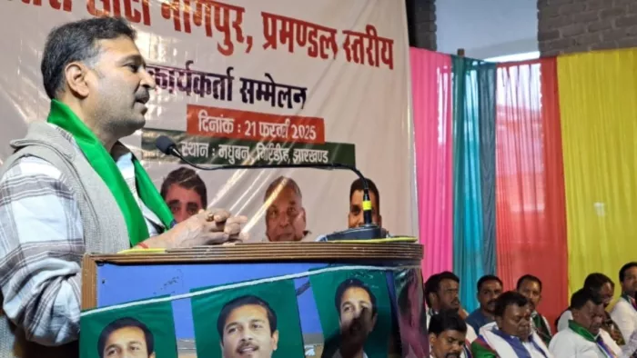 कार्यकर्ताओं को संबोधित करते आजसू प्रमुख सुदेश महतो। (फोटो जागरण)