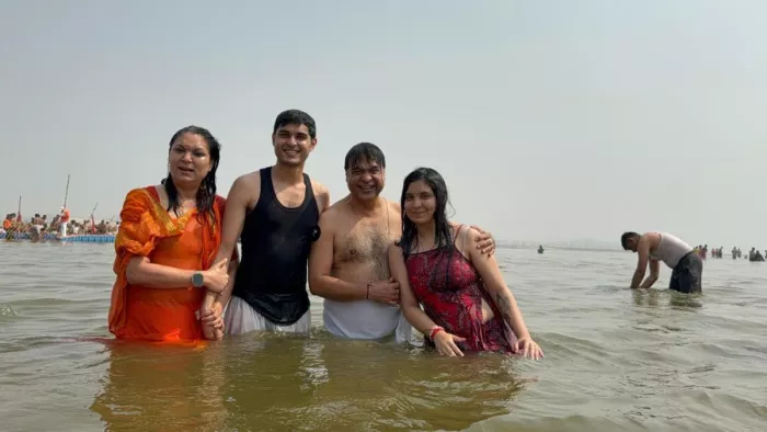 परिवार संग संगम स्नान करने परिवार संग महाकुंभ पहुंचे असम के सीएम।