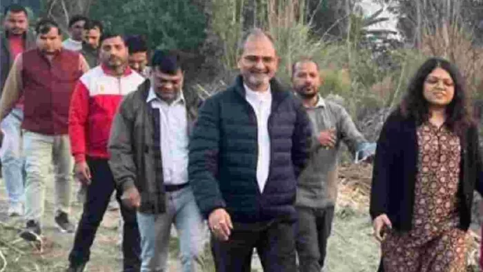 पैदल ही निकल पड़ीं मुख्य विकास अधिकारी दीक्षा जैन, साथ में परियोजना अधिकारी पीएन दीक्षित व अन्य। विकास भवन