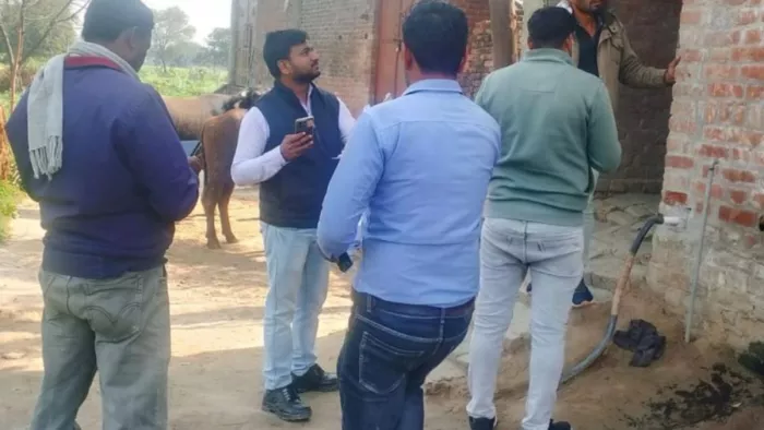 Bijli News: नगला श्रोती में टीम के साथ विद्युत चेकिंग करते जेई राहुल अग्रवाल (बाएं से दूसरे): जागरण