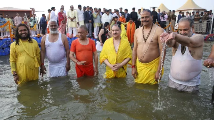 संगम स्नान करते भाजपा के राष्ट्रीय अध्यक्ष जेपी नड्डा साथ में उत्तर प्रदेश के मुख्यमंत्री योगी आदित्य नाथ व अन्य।