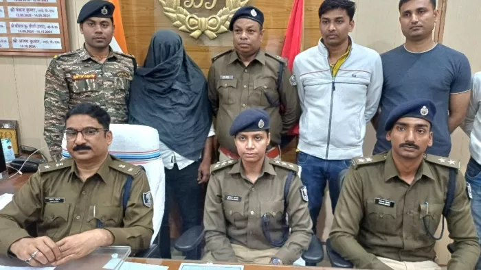 बायें से एसपी अजय कुमार, साइबर डीएसपी सुचित्रा कुमारी, प्रशिक्षु डीएसपी आकाश किशोर, पीछे पुलिस के साथ खड़ा अपराधी। (जागरण)