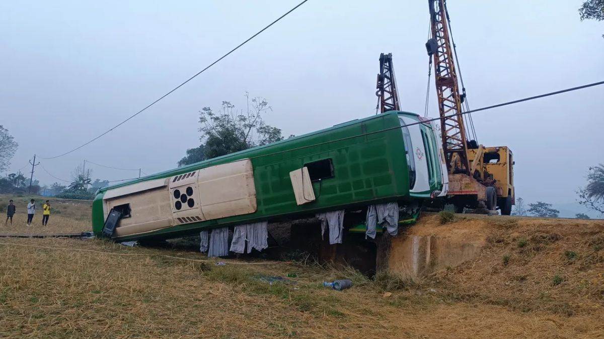 odisha bus accident bus going from sundargarh to jagannath collided with an electric pole 20 passengers injured